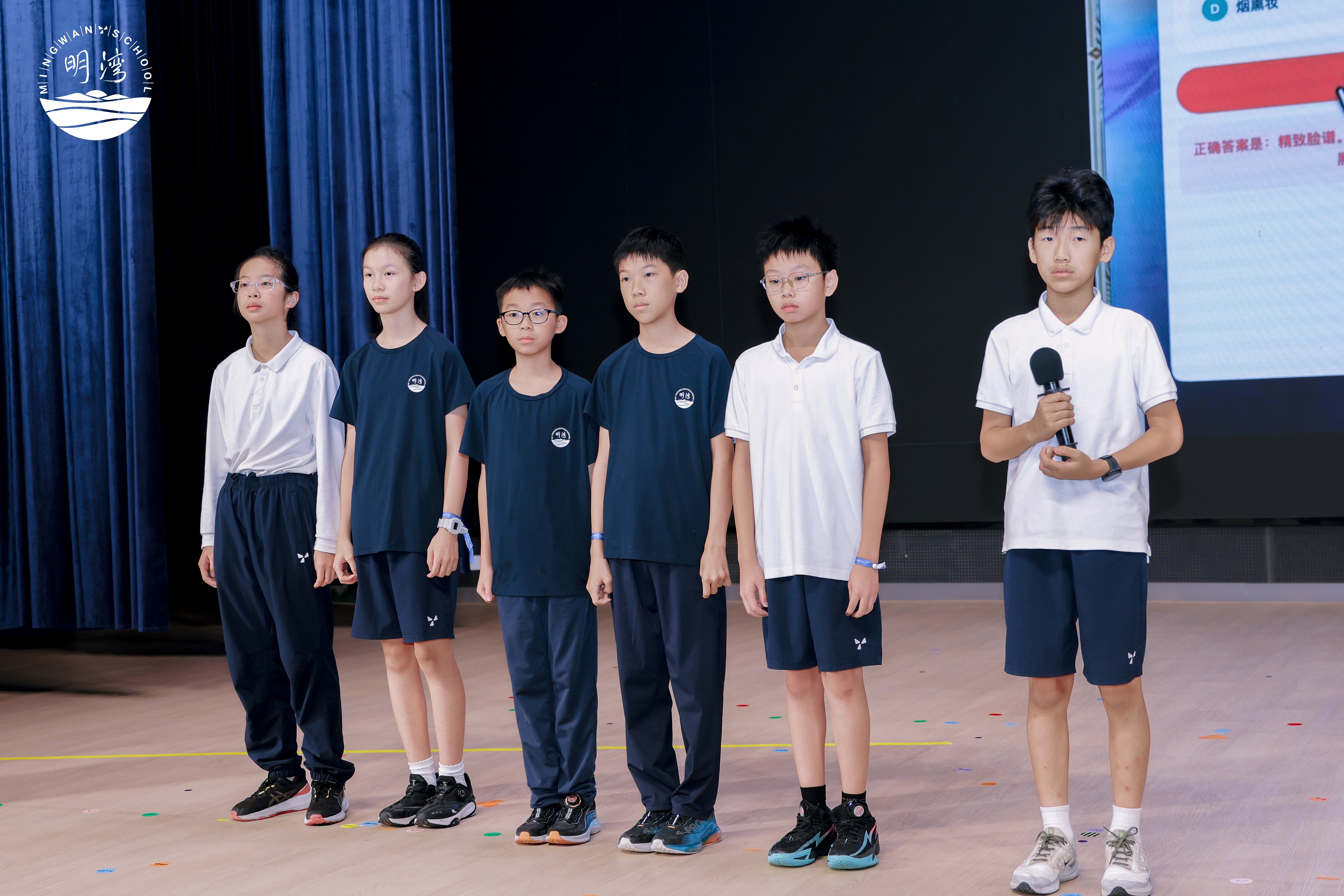 团队在路演现场全员上台