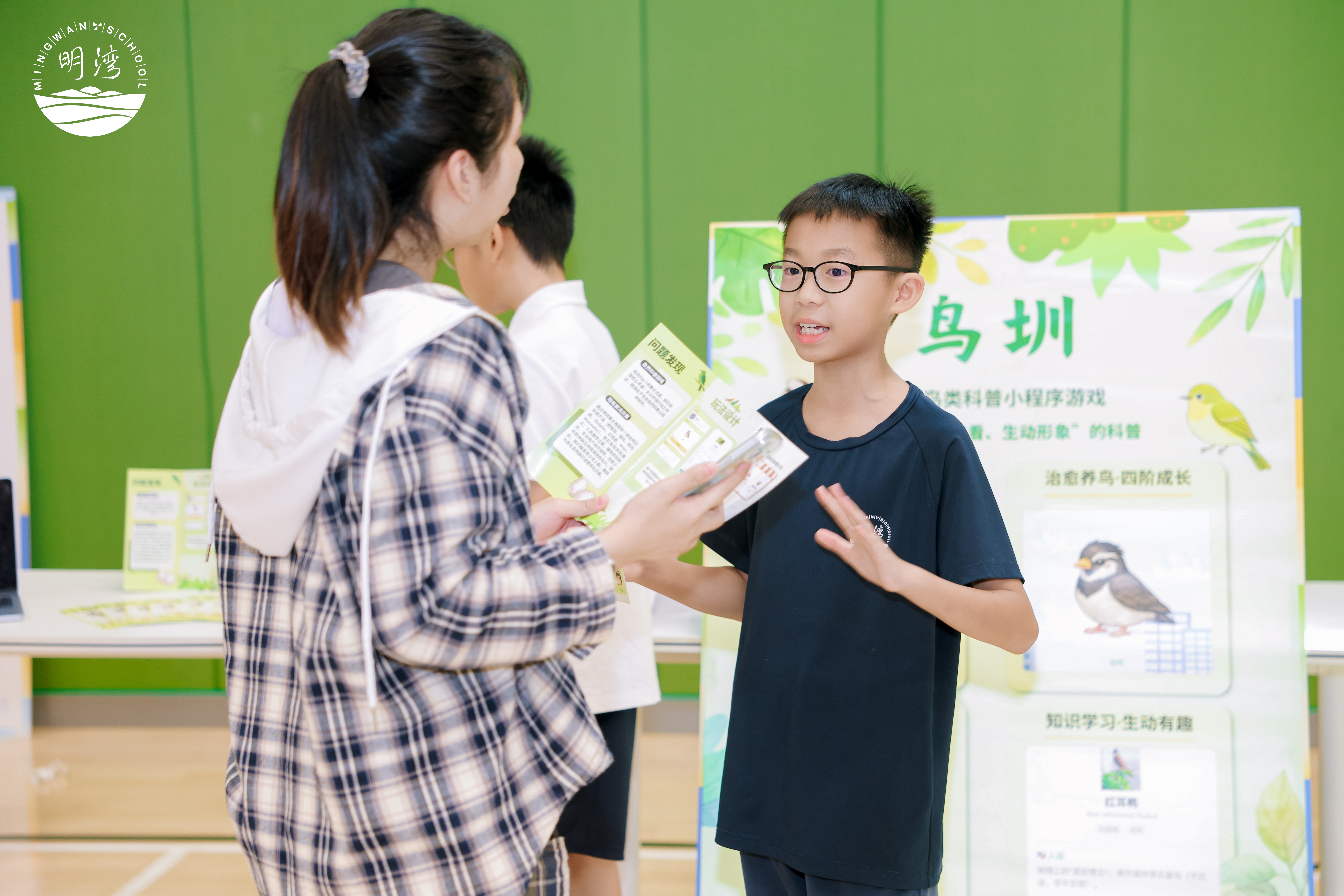 市集环节，学生向来访者介绍「鸟圳」